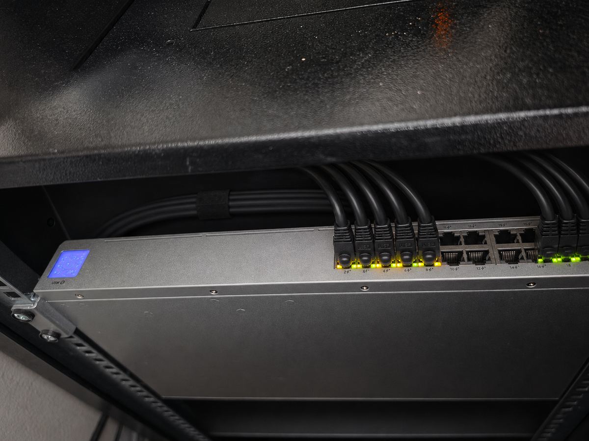 WiFi access point strak weggewerkt in het plafond