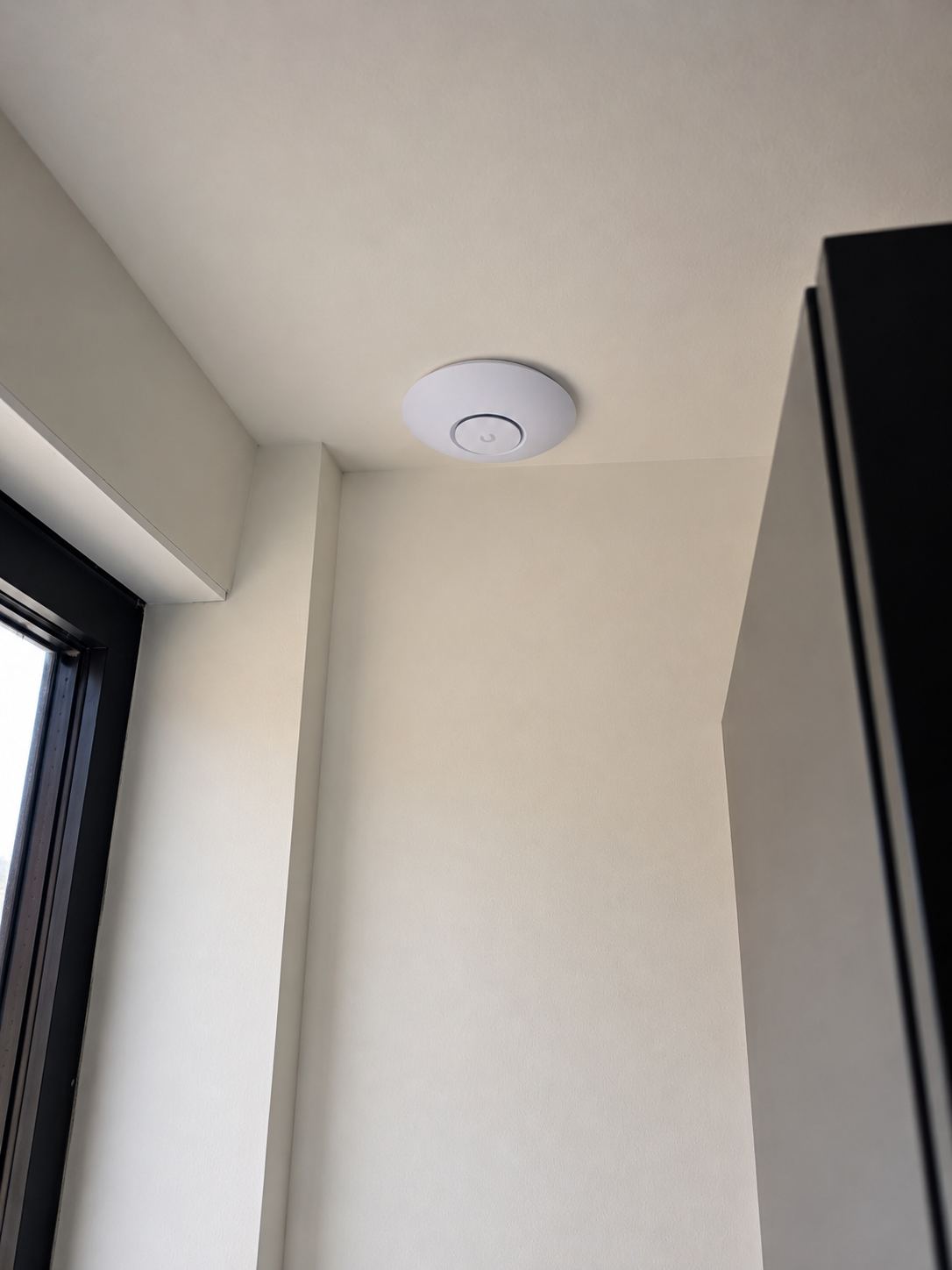 Onopvallende plaatsing van WiFi access point in het plafond
