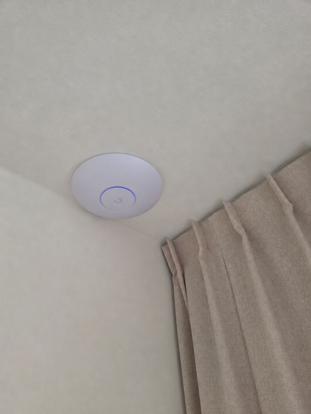 WiFi access point netjes wandgemonteerd bij particulier in Zeeland